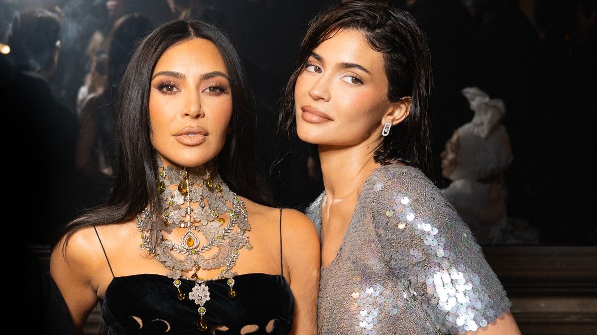 Krása střídá nádheru: Kim prosvítala v hodně originálních šatech a sestřička Kylie překvapila ‚mokrým vzhledem‘